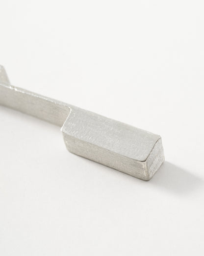 FLEX BOOK WEIGHT｜本に合わせて曲がる、錫の文鎮