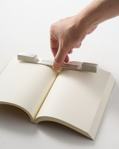 FLEX BOOK WEIGHT｜本に合わせて曲がる、錫の文鎮