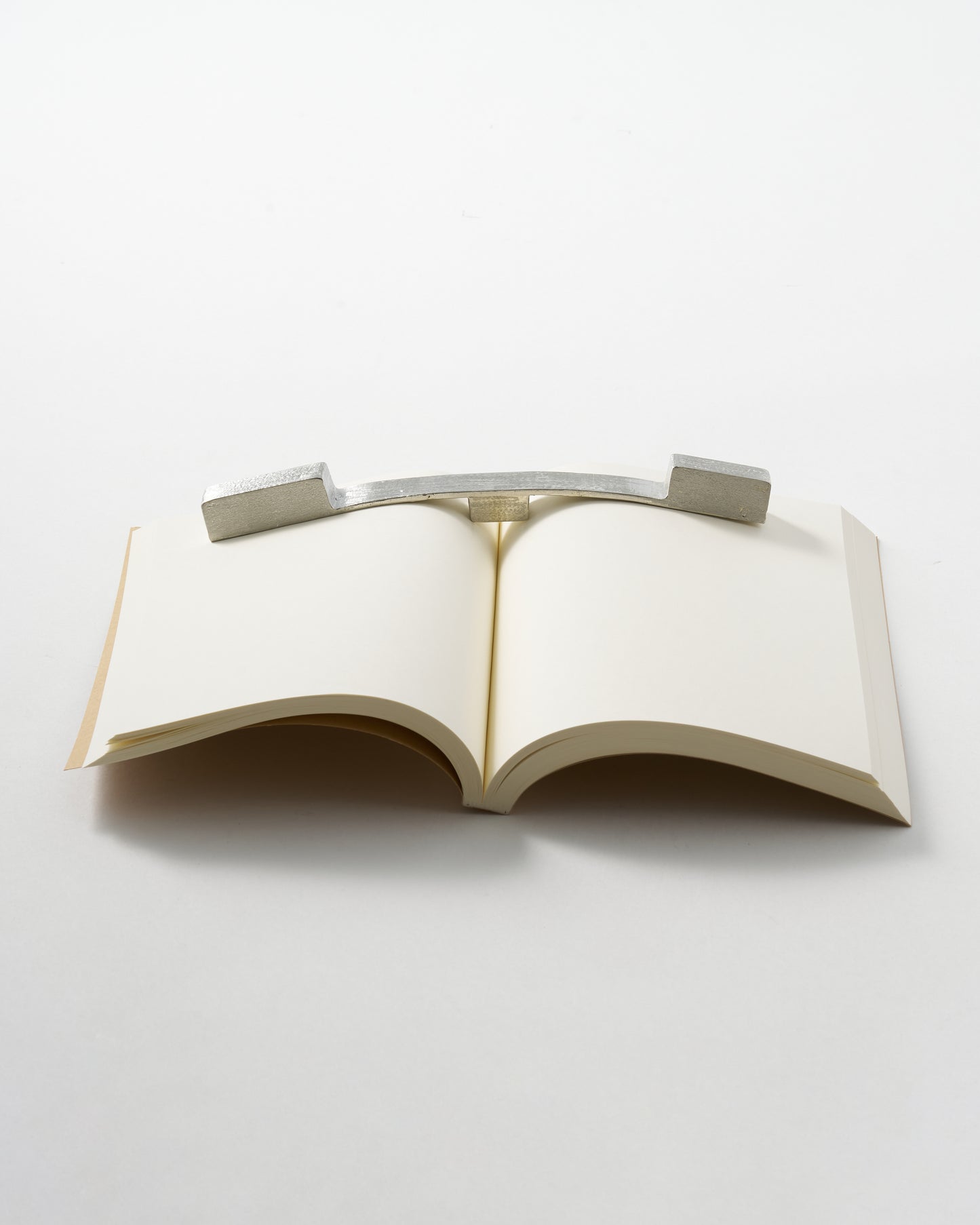 FLEX BOOK WEIGHT｜本に合わせて曲がる、錫の文鎮