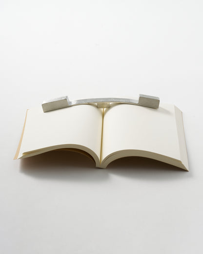 FLEX BOOK WEIGHT｜本に合わせて曲がる、錫の文鎮
