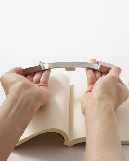 FLEX BOOK WEIGHT｜本に合わせて曲がる、錫の文鎮